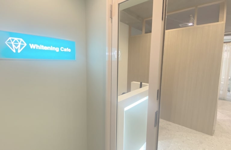 ホワイトニングカフェ 京橋店の写真 1